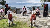 Dari wisata Sipinsur ini keindahan Danau Toba terlihat jelas. Kondisi langit yang biru dan gumpalan awan yang indah, menyungguhkan pemandangan alam dengan pegunungan dan dataran di tepi danau