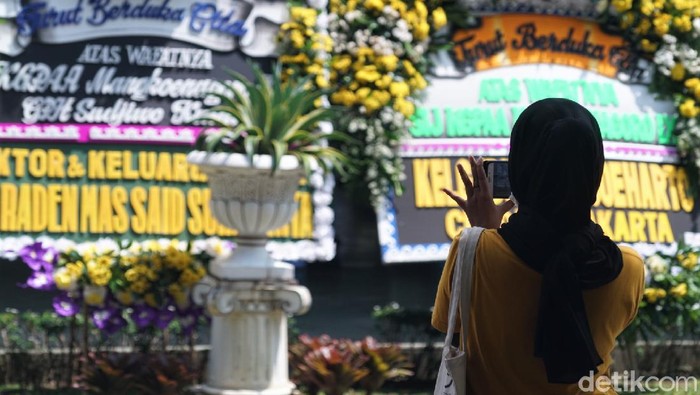 Pura Mangkunegaran Banjir Karangan Bunga usai KGPAA Mangkunegara IX Mangkat Karangan bunga duka cita terlihat di area Istana Pura Mangkunegaran, Solo. Karangan bunga itu wujud duka cita atas wafatnya KGPAA Mangkunegara IX.