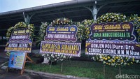 Sejumlah karangan bunga duka cita berjejer di area Istana Pura Mangkunegaran, Solo, Jumat (13/8/2021).  