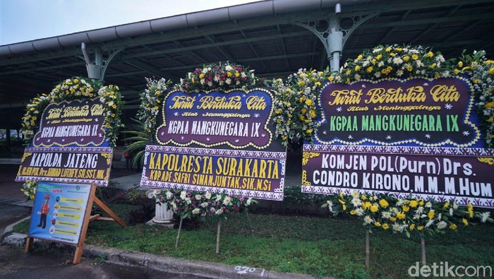 Pura Mangkunegaran Banjir Karangan Bunga usai KGPAA Mangkunegara IX Mangkat Karangan bunga duka cita terlihat di area Istana Pura Mangkunegaran, Solo. Karangan bunga itu wujud duka cita atas wafatnya KGPAA Mangkunegara IX.