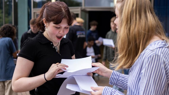 Ragam Ekspresi Para Siswa Saat Terima Hasil Ujian di Inggris Ekspresi senang terlihat oleh sejumlah siswa di Inggris, setelah meraih penilaian Sertifikasi Pendidikan Menengah (GCSE) sangat baik di masa pandemi COVID-19.