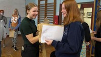 Siswa di Inggris yang tidak puas dengan nilai A-level atau GCSE mereka akan memiliki kesempatan untuk mengikuti ujian di musim gugur.  