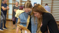 Siswa mengumpulkan hasil GCSE mereka hari ini, lebih awal dari biasanya untuk memberikan waktu bagi siswa untuk mengajukan banding.