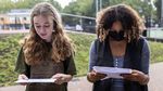 Ragam Ekspresi Para Siswa Saat Terima Hasil Ujian di Inggris