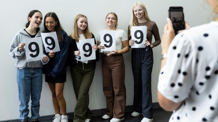 Ekspresi senang terlihat oleh sejumlah siswa di Inggris, setelah meraih penilaian Sertifikasi Pendidikan Menengah (GCSE) sangat baik di masa pandemi COVID-19.