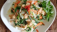 Hidangan sayuran rebus dengan bumbu kelapa parut ini dikenal sebagai urap sayur jawa. Meski sederhana sedap rasanya. Enak dimakan dengan ikan asin dan tempe goreng. Resep lengkapnya bisa dilihat di sini. Foto: detikfood/odilia