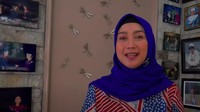 Tak hanya jago akting, ternyata artis senior Desy Ratnasari juga pernah disibukkan dengan menjadi staf pengajar di Universitas Atma Jaya Jakarta. Saat ini, ia sibuk menyelesaikan jenjang S3. (Foto: YouTube Desy Ratnasari)