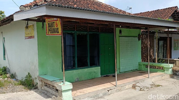 Rumah salah seorang terduga teroris yang digeledah Densus 88 Antiteror di Kendal, Jawa Tengah, Jumat (13/8/2021)