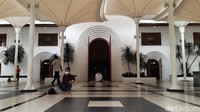Pada Salat Jumat kali ini pihaknya membatasi jumlah jemaah yang hadir hanya sebanyak 400 orang atau seperempat dari kapasitas maksimal masjid yang mencapai 1.600 orang.
