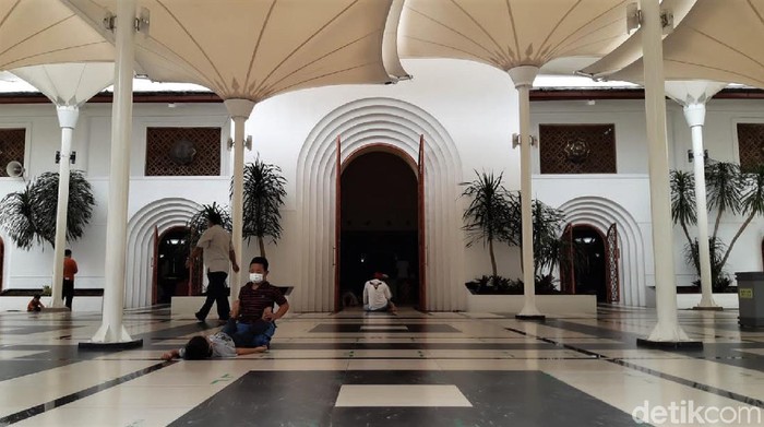 Masjid Agung Kota Cimahi kembali gelar Salat Jumat berjamaah. Pelaksanaan Salat Jumat berjamaah itu terapkan prokes ketat guna cegah Corona.