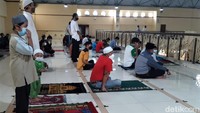 Pihaknya belum mengumumkan secara luas soal penyelenggaraan Salat Jumat berjamaah lantaran khawatir jemaah akan membludak. Selain itu, pihaknya juga sudah meminta khatib untuk mempersingkat materi khutbah yang akan disampaikan. Termasuk tidak menyampaikan pengumuman kecuali untuk mengingatkan penerapan protokol kesehatan.   