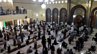 Masjid Agung Kota Cimahi kembali menggelar Salat Jumat berjamaah hari ini, Jumat (13/8/2021).