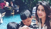  Bukti lain kalau Virnie senang kulineran bersama anak-anaknya. Mereka mampir ke kafe di Bandung untuk santai sambil makan pasta.