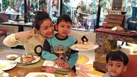 Bahagia itu Sederhana... Bisa berpelukan dgn mereka walau kita bertiga belum mandi...it was soooo happyyyyy, tulis Virnie di Instagram. Ia dan dua jagoannya sedang menikmati sarapan di hotel.