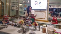 Virnie juga tak segan menemani putranya belajar bikin kue. Tampak sang anak mengenakan apron dan topi chef yang menggemaskan.