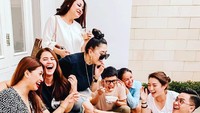 Istri Ferry Indrayudha ini juga punya geng dengan para seleb berdarah Sunda. Sania, Tata Janeeta, dan Aming nampak ada dalam foto. Mereka bersenda gurai sambil ngemil enak.