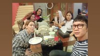 Seperti ini suasana santai dan akrab makan malam Virnie dengan sahabat-sahabatnya. Ada Maia, Aming, hingga Tata Janetta di sana. Saat itu Virnie tengah berulang tahun.