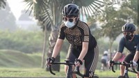 Namun nasib malang tengah menimpa Virnie. Pada Kamis (12/8/21), ia alami kecelakaan di kawasan Bintaro, Tangerang Selatan. Virnie jatuh usai berpapasan dengan sebuah truk galon yang ugal-ugalan di jalan raya.