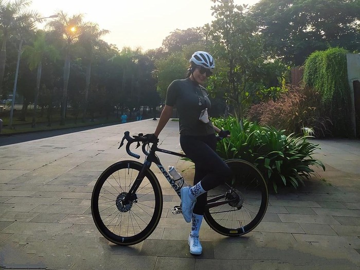 Selain Bersepeda, Virnie Ismail Juga Hobi Kulineran Bareng Anak