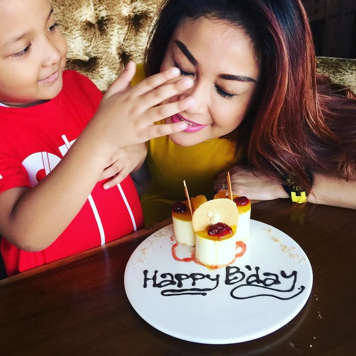 Selain Bersepeda, Virnie Ismail Juga Hobi Kulineran Bareng Anak