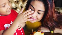 Ucapan ulang tahun dari sang anak tentu begitu istimewa bagi Virnie. Apalagi ada kue yang manis enak!
