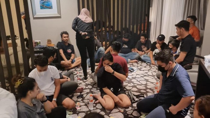 Selebgram Makassar bersama rekannya digerebek bermain judi di hotel. (dok. Istimewa)