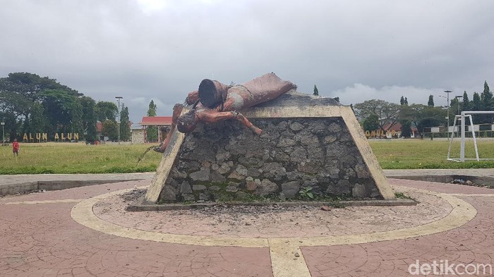 Seorang pria kembali merusak patung yang jadi ikon di salah satu kecamatan di Sulbar. Peristiwa ini merupakan yang kedua terjadi setelah akhir Juli lalu. (Abdy Febriady/detikcom)