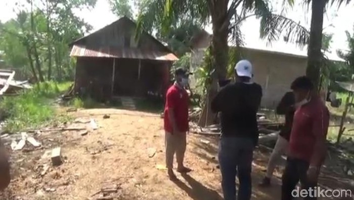 Seorang warga Kabupaten Asahan, Sumut berinisial AKS (42) diamankan Densus 88 Antiteror (Perdana R/detikcom)