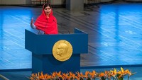 Atas aksi dan keberaniannya dalam menyuarakan isu kemanusiaan, khususnya menyuarakan pendidikan bagi kaum perempuan, Malala Yousafzai pun meraih gelar Nobel Perdamaian di tahun 2014. Getty Images/Nigel Waldron  