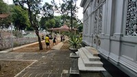 Hingga Jumat (13/8) sore, persiapan pemakaman masih dilakukan.