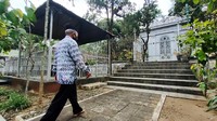 Pemakaman ini berjarak sekitar tiga kilometer dari kompleks pemakaman Presiden ke-2 RI Soeharto di Astana Giri Bangun.