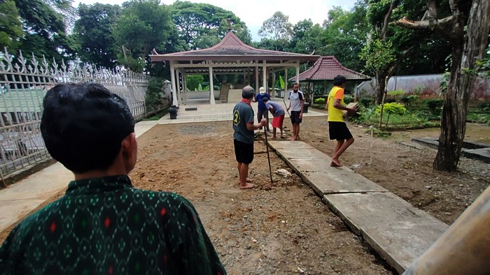 Suasana Astana Girilayu, Lokasi Pemakaman KGPAA Mangkunegara IX Mendiang KGPAA Mangkunegara IX akan dimakamkan di kompleks pemakaman Astana Girilayu, Matesih, Karanganyar, Jawa Tengah. Begini persiapannya.