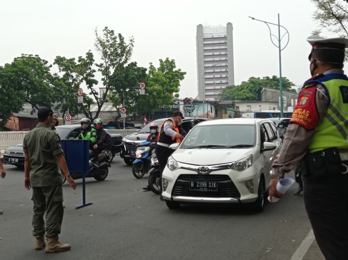 Suasana penyekatan ganjil-genap jelang Jl Gatot Subroto, Jaksel (Wilda-detikcom)
