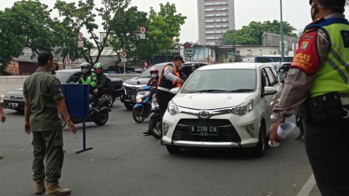 Suasana penyekatan ganjil-genap jelang Jl Gatot Subroto, Jaksel (Wilda-detikcom)