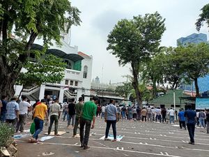 Masjid Cut Meutia Gelar Salat Jumat, Jemaah Penuhi Halaman