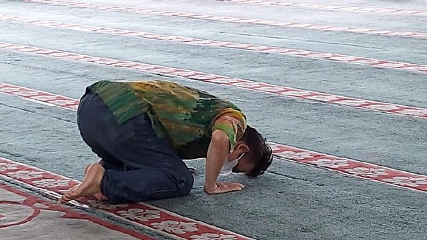 Petinggi KAMI, Syahganda Nainggolan salat di Masjid Agung Al Azhar, Jaksel, usai bebas dari penjara, Jumat (13/8/2021).