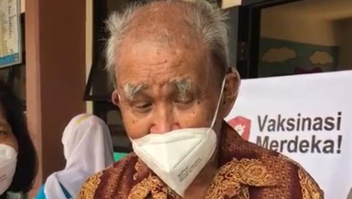 Theis Tindage Menjalani Vaksinasi