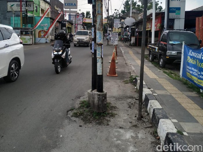 Tiang kabel makan badan jalan di Jl WR Supratman, Ciputat Timur, Tangerang Selatan. 13 Agustus 2021. (Athika Rahma/detikcom)
