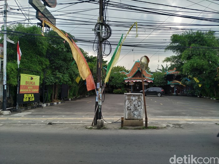 Tiang kabel makan badan jalan di Jl WR Supratman, Ciputat Timur, Tangerang Selatan. 13 Agustus 2021. (Athika Rahma/detikcom)