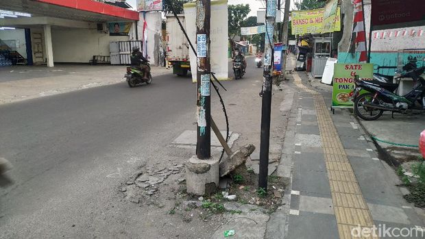 Tiang kabel makan badan jalan di Jl WR Supratman, Ciputat Timur, Tangerang Selatan. 13 Agustus 2021. (Athika Rahma/detikcom)