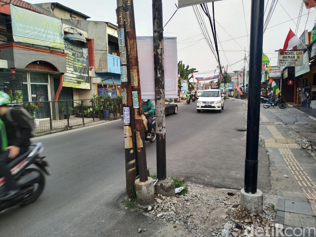 Tiang kabel makan badan jalan di Jl WR Supratman, Ciputat Timur, Tangerang Selatan. 13 Agustus 2021. (Athika Rahma/detikcom)