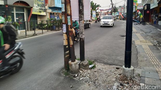 Tiang kabel makan badan jalan di Jl WR Supratman, Ciputat Timur, Tangerang Selatan. 13 Agustus 2021. (Athika Rahma/detikcom)