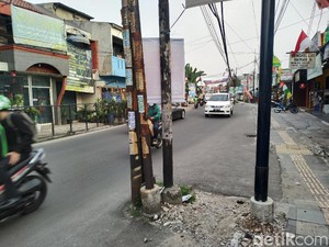 PLN Pastikan Tiang Makan Jalan di Ciputat Bukan Miliknya
