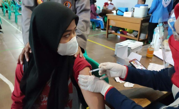 Sebanyak 2.000 siswa SMK dan SMA mengikuti vaksinasi massal COVID-19 di SMK Negeri 1 Ciamis. Mereka berharap bisa segara sekolah tatap muka.