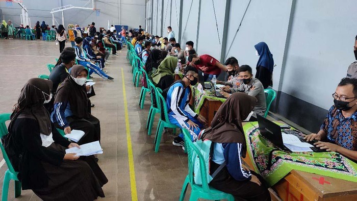 Sebanyak 2.000 siswa SMK dan SMA mengikuti vaksinasi massal COVID-19 di SMK Negeri 1 Ciamis. Mereka berharap bisa segara sekolah tatap muka.