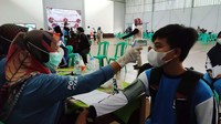Poses vaksinasi ini cukup tertib dengan melakukan protokol kesehatan ketat. Dari mulai siswa antre dengan berjarak, lalu masuk ke GOR SMKn 1 Ciamis secara tertib. Sehingga tidak terjadi kerumunan.