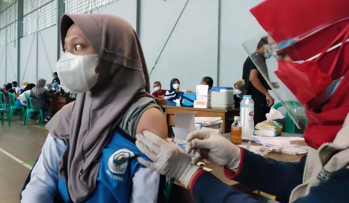 Sebanyak 2.000 siswa SMK dan SMA mengikuti vaksinasi massal COVID-19 di SMK Negeri 1 Ciamis. Mereka berharap bisa segara sekolah tatap muka.