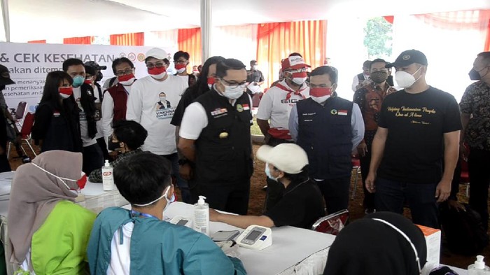 Vaksinasi massal di Bandung