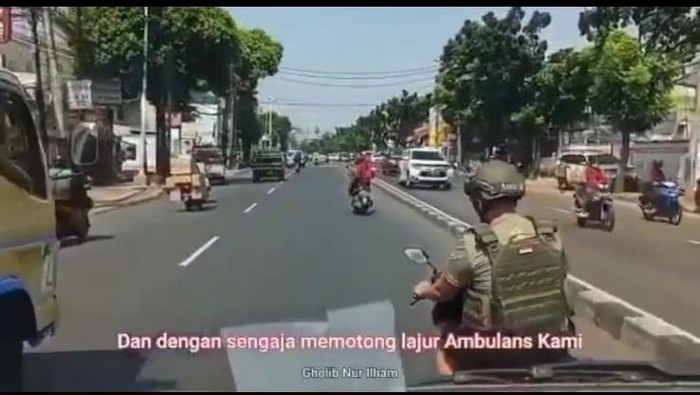 Viral ambulans dihalangi pemotor berseragam instansi (Dok.istimewa)
