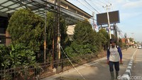 Seorang warga melintas di samping sejumlah kabel yang menjuntai di Jalan Raya Garut-Bandung, Kabupaten Bandung.